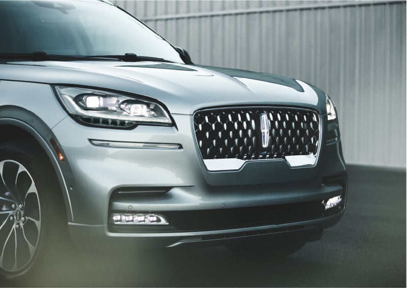 The available adaptive pixel LED headlamps of the 2023 Lincoln Aviator® SUV activated | Eau Claire Lincoln in Eau Claire WI