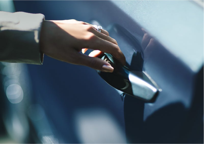 A hand gracefully grips the Light Touch Handle of a 2023 Lincoln Aviator® SUV to demonstrate its ease of use | Eau Claire Lincoln in Eau Claire WI