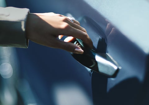 A hand gracefully grips the Light Touch Handle of a 2024 Lincoln Aviator® SUV to demonstrate its ease of use | Eau Claire Lincoln in Eau Claire WI