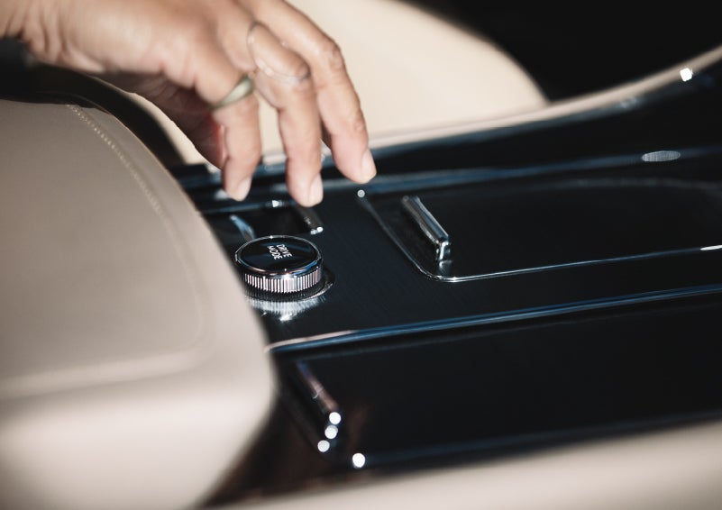 A hand reaching for the Lincoln Drive Modes knob of a 2024 Lincoln Aviator® SUV | Eau Claire Lincoln in Eau Claire WI