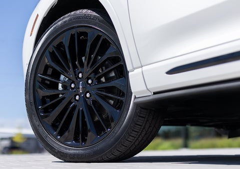 The stylish blacked-out 20-inch wheels from the available Jet Appearance Package are shown. | Eau Claire Lincoln in Eau Claire WI
