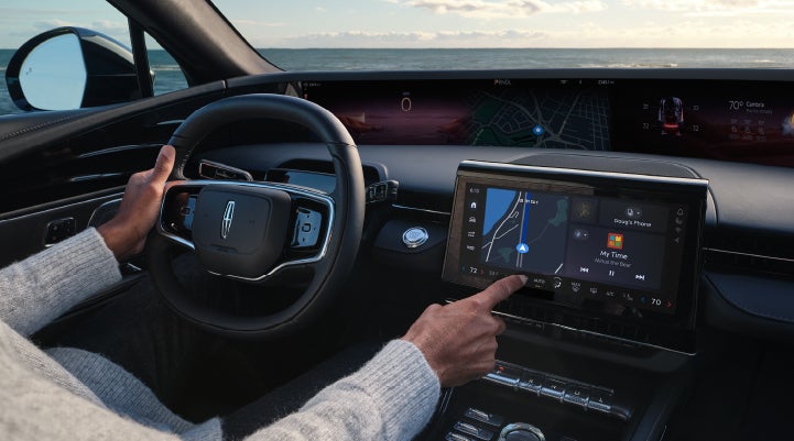 The driver of a 2024 Lincoln Nautilus® SUV interacts with the new Lincoln Digital Experience. | Eau Claire Lincoln in Eau Claire WI