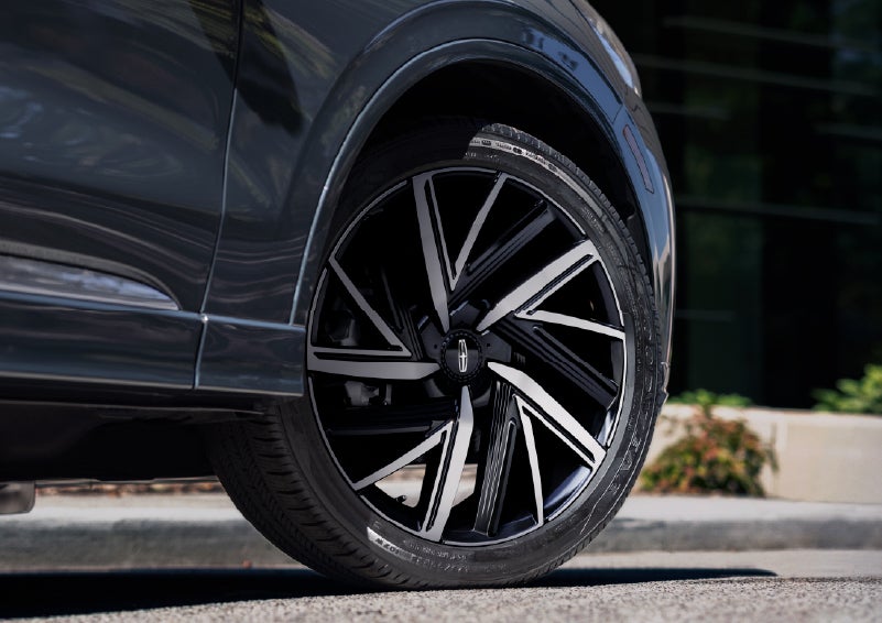 The rim of the 2026 Lincoln Aviator® SUV is shown slightly angled out. | Eau Claire Lincoln in Eau Claire WI