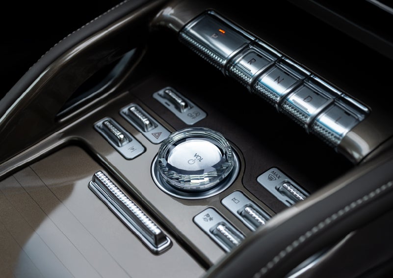 A crystal-inspired volume knob is shown in the center floor console of a 2026 Lincoln Nautilus® SUV. | Eau Claire Lincoln in Eau Claire WI